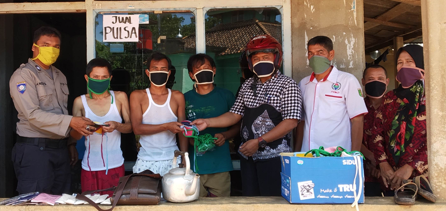 Cegah Covid-19 Pemerintah Kampung Sukosari bagi bagi Masker Gratis